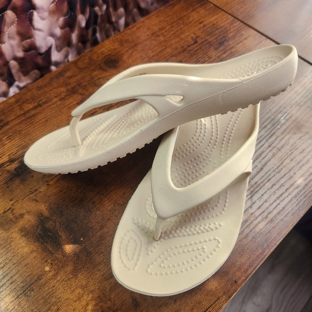 Nwot CROCS Kaydee Flipflops Size 6 - Picture 4 of 8